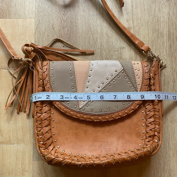 Cognac tan leather saddle bag. Woven Crossbody studded purse with fringe tassels - Picture 5 of 10